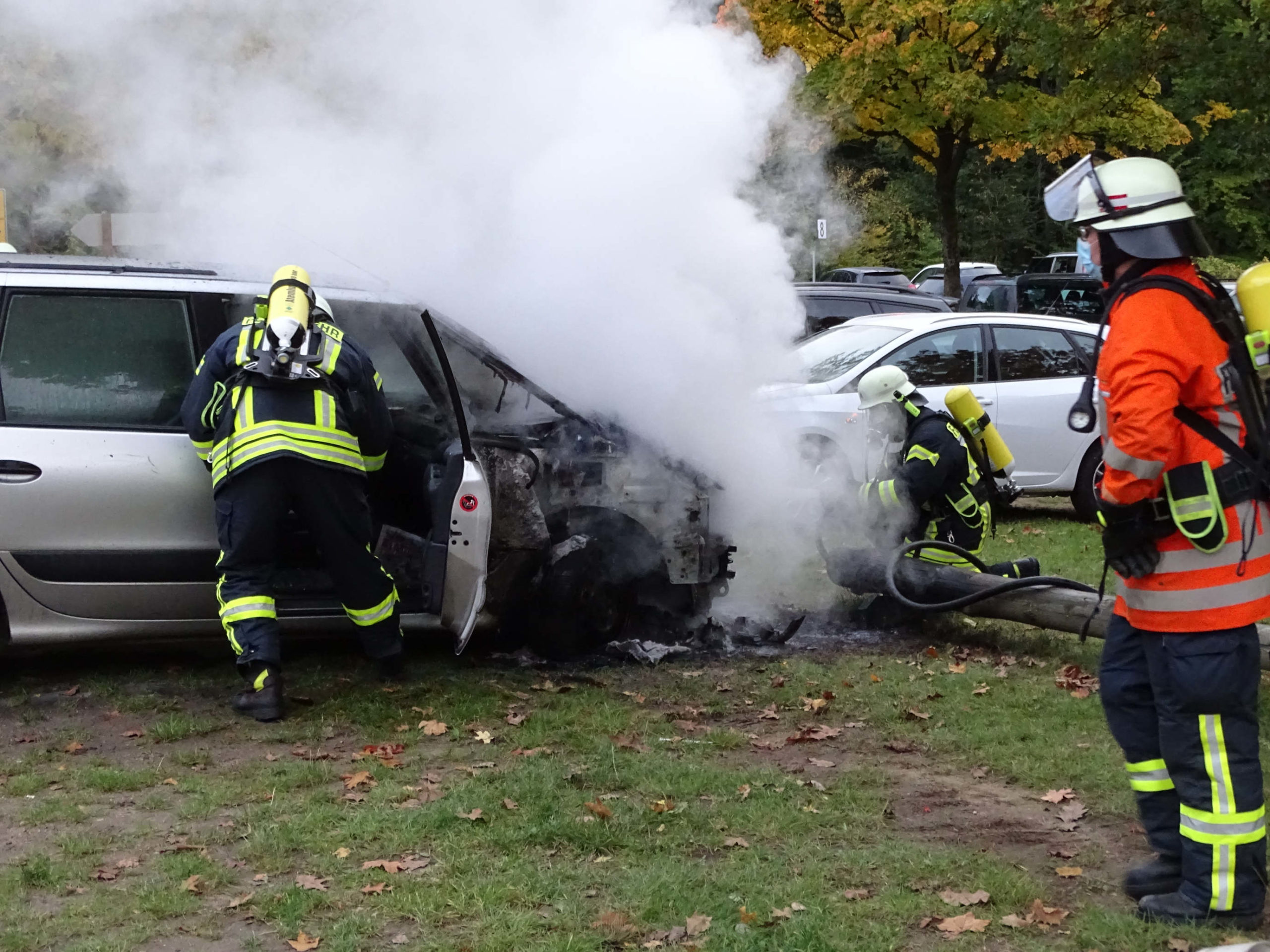 Fahrzeugbrand auf dem Parkplatz Wildpark „LüneburgerHeide“ Feuerwehr
