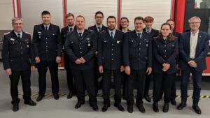 Die Geehrten und Beförderten mit Kbm-v Torsten Lorenzen (li.), SGBgm-v Sebastian Seier (2.v.li.), Ortsbm Thomas Sasse (2.v.re.) und SGBgm Olaf Muus (re.)