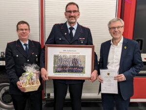 Zum Ehrenortsbrandmeister ernannt: Dirk Schierhorn (mi.) mit Ortsbm Thomas Sasse (li.) und SGBgm Olaf Muus

