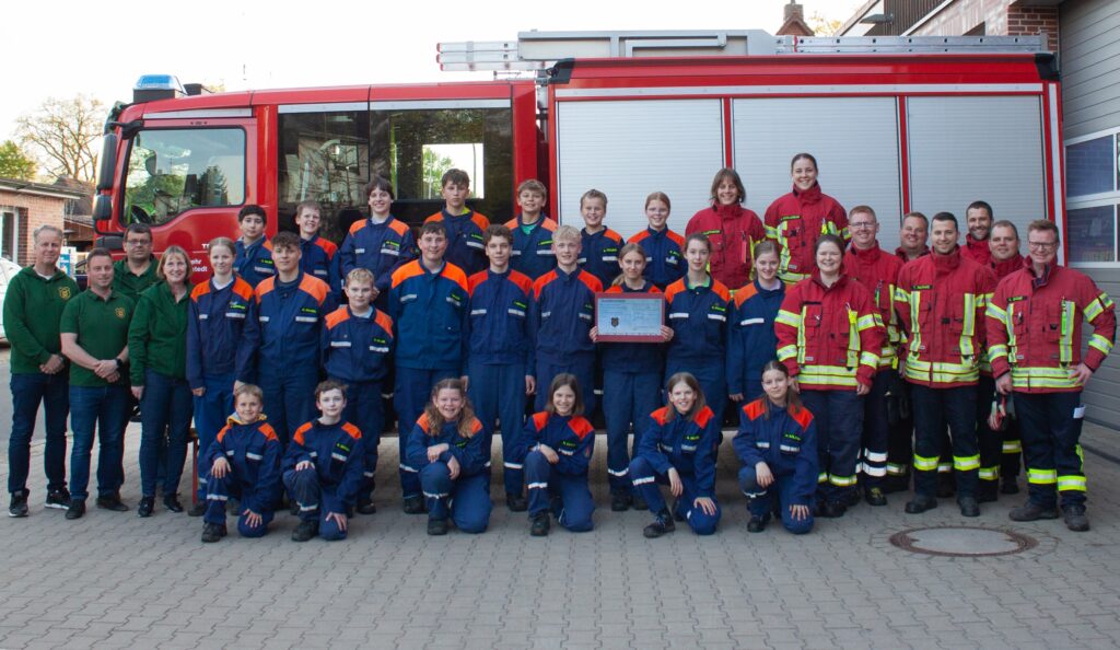 Die Brackeler Jugendfeuerwehr um Jugendwart Andreas Sasse (re.) freut sich über eine großzügige Spende des Blasorchesters